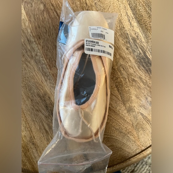 Studio 2 freed point shoe. New - Picture 4 of 6